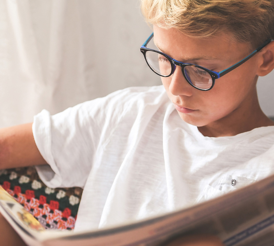 boy-reading-newspaper-home Bewerkt